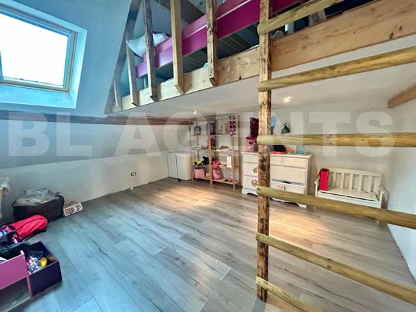 IMMEUBLE DE 362M² COMPRENANT : un F5 avec garage, deux F2, un F3, un F2 A RENOVER.