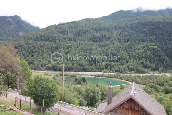 Amoureux de bâtisses anciennes et de projets de rénovation, découvrez ce corps de ferme offrant de beaux volumes et de nombreuses possibilités d'aménagement, dans un environnement naturel privilégié.

La partie habitation existante se développe sur plusieurs pièces et conserve le caractère d'une maison ancienne. Elle nécessite aujourd'hui une rénovation permettant à ses futurs propriétaires de repenser les espaces selon leur projet et leurs besoins.

Le véritable atout de cette propriété réside également dans ses importants volumes annexes : grange, dépendances et vastes combles offrent un potentiel particulièrement intéressant pour un projet familial, une résidence secondaire ou la création d'espaces complémentaires, sous réserve des autorisations nécessaires.

À l'extérieur, la maison dispose d'une agréable esplanade sur le devant, offrant un espace de vie extérieur au niveau de l'habitation. Le jardin se développe ensuite en contrebas, sur un terrain en pente, dans un environnement montagnard avec de belles vues sur les reliefs environnants.

Une propriété destinée avant tout aux acquéreurs recherchant une bâtisse authentique à rénover, de l'espace et un véritable potentiel de transformation, plutôt qu'une maison déjà remise au goût du jour.