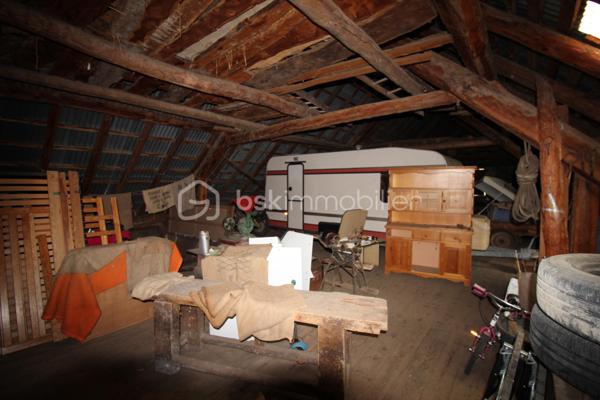 Amoureux de bâtisses anciennes et de projets de rénovation, découvrez ce corps de ferme offrant de beaux volumes et de nombreuses possibilités d'aménagement, dans un environnement naturel privilégié.

La partie habitation existante se développe sur plusieurs pièces et conserve le caractère d'une maison ancienne. Elle nécessite aujourd'hui une rénovation permettant à ses futurs propriétaires de repenser les espaces selon leur projet et leurs besoins.

Le véritable atout de cette propriété réside également dans ses importants volumes annexes : grange, dépendances et vastes combles offrent un potentiel particulièrement intéressant pour un projet familial, une résidence secondaire ou la création d'espaces complémentaires, sous réserve des autorisations nécessaires.

À l'extérieur, la maison dispose d'une agréable esplanade sur le devant, offrant un espace de vie extérieur au niveau de l'habitation. Le jardin se développe ensuite en contrebas, sur un terrain en pente, dans un environnement montagnard avec de belles vues sur les reliefs environnants.

Une propriété destinée avant tout aux acquéreurs recherchant une bâtisse authentique à rénover, de l'espace et un véritable potentiel de transformation, plutôt qu'une maison déjà remise au goût du jour.
