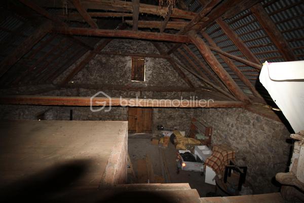 Amoureux de bâtisses anciennes et de projets de rénovation, découvrez ce corps de ferme offrant de beaux volumes et de nombreuses possibilités d'aménagement, dans un environnement naturel privilégié.

La partie habitation existante se développe sur plusieurs pièces et conserve le caractère d'une maison ancienne. Elle nécessite aujourd'hui une rénovation permettant à ses futurs propriétaires de repenser les espaces selon leur projet et leurs besoins.

Le véritable atout de cette propriété réside également dans ses importants volumes annexes : grange, dépendances et vastes combles offrent un potentiel particulièrement intéressant pour un projet familial, une résidence secondaire ou la création d'espaces complémentaires, sous réserve des autorisations nécessaires.

À l'extérieur, la maison dispose d'une agréable esplanade sur le devant, offrant un espace de vie extérieur au niveau de l'habitation. Le jardin se développe ensuite en contrebas, sur un terrain en pente, dans un environnement montagnard avec de belles vues sur les reliefs environnants.

Une propriété destinée avant tout aux acquéreurs recherchant une bâtisse authentique à rénover, de l'espace et un véritable potentiel de transformation, plutôt qu'une maison déjà remise au goût du jour.