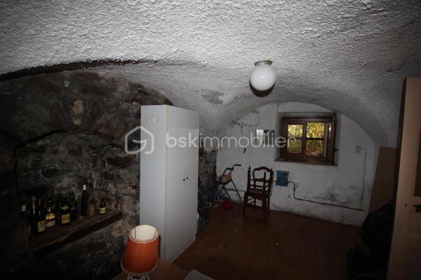 Amoureux de bâtisses anciennes et de projets de rénovation, découvrez ce corps de ferme offrant de beaux volumes et de nombreuses possibilités d'aménagement, dans un environnement naturel privilégié.

La partie habitation existante se développe sur plusieurs pièces et conserve le caractère d'une maison ancienne. Elle nécessite aujourd'hui une rénovation permettant à ses futurs propriétaires de repenser les espaces selon leur projet et leurs besoins.

Le véritable atout de cette propriété réside également dans ses importants volumes annexes : grange, dépendances et vastes combles offrent un potentiel particulièrement intéressant pour un projet familial, une résidence secondaire ou la création d'espaces complémentaires, sous réserve des autorisations nécessaires.

À l'extérieur, la maison dispose d'une agréable esplanade sur le devant, offrant un espace de vie extérieur au niveau de l'habitation. Le jardin se développe ensuite en contrebas, sur un terrain en pente, dans un environnement montagnard avec de belles vues sur les reliefs environnants.

Une propriété destinée avant tout aux acquéreurs recherchant une bâtisse authentique à rénover, de l'espace et un véritable potentiel de transformation, plutôt qu'une maison déjà remise au goût du jour.