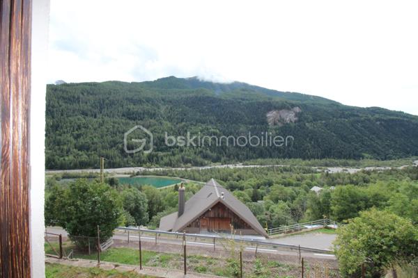 Amoureux de bâtisses anciennes et de projets de rénovation, découvrez ce corps de ferme offrant de beaux volumes et de nombreuses possibilités d'aménagement, dans un environnement naturel privilégié.

La partie habitation existante se développe sur plusieurs pièces et conserve le caractère d'une maison ancienne. Elle nécessite aujourd'hui une rénovation permettant à ses futurs propriétaires de repenser les espaces selon leur projet et leurs besoins.

Le véritable atout de cette propriété réside également dans ses importants volumes annexes : grange, dépendances et vastes combles offrent un potentiel particulièrement intéressant pour un projet familial, une résidence secondaire ou la création d'espaces complémentaires, sous réserve des autorisations nécessaires.

À l'extérieur, la maison dispose d'une agréable esplanade sur le devant, offrant un espace de vie extérieur au niveau de l'habitation. Le jardin se développe ensuite en contrebas, sur un terrain en pente, dans un environnement montagnard avec de belles vues sur les reliefs environnants.

Une propriété destinée avant tout aux acquéreurs recherchant une bâtisse authentique à rénover, de l'espace et un véritable potentiel de transformation, plutôt qu'une maison déjà remise au goût du jour.