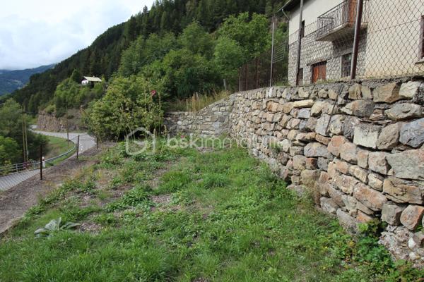 Amoureux de bâtisses anciennes et de projets de rénovation, découvrez ce corps de ferme offrant de beaux volumes et de nombreuses possibilités d'aménagement, dans un environnement naturel privilégié.

La partie habitation existante se développe sur plusieurs pièces et conserve le caractère d'une maison ancienne. Elle nécessite aujourd'hui une rénovation permettant à ses futurs propriétaires de repenser les espaces selon leur projet et leurs besoins.

Le véritable atout de cette propriété réside également dans ses importants volumes annexes : grange, dépendances et vastes combles offrent un potentiel particulièrement intéressant pour un projet familial, une résidence secondaire ou la création d'espaces complémentaires, sous réserve des autorisations nécessaires.

À l'extérieur, la maison dispose d'une agréable esplanade sur le devant, offrant un espace de vie extérieur au niveau de l'habitation. Le jardin se développe ensuite en contrebas, sur un terrain en pente, dans un environnement montagnard avec de belles vues sur les reliefs environnants.

Une propriété destinée avant tout aux acquéreurs recherchant une bâtisse authentique à rénover, de l'espace et un véritable potentiel de transformation, plutôt qu'une maison déjà remise au goût du jour.