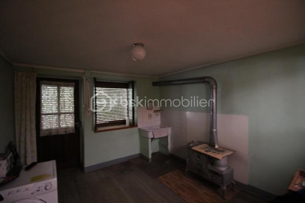 Amoureux de bâtisses anciennes et de projets de rénovation, découvrez ce corps de ferme offrant de beaux volumes et de nombreuses possibilités d'aménagement, dans un environnement naturel privilégié.

La partie habitation existante se développe sur plusieurs pièces et conserve le caractère d'une maison ancienne. Elle nécessite aujourd'hui une rénovation permettant à ses futurs propriétaires de repenser les espaces selon leur projet et leurs besoins.

Le véritable atout de cette propriété réside également dans ses importants volumes annexes : grange, dépendances et vastes combles offrent un potentiel particulièrement intéressant pour un projet familial, une résidence secondaire ou la création d'espaces complémentaires, sous réserve des autorisations nécessaires.

À l'extérieur, la maison dispose d'une agréable esplanade sur le devant, offrant un espace de vie extérieur au niveau de l'habitation. Le jardin se développe ensuite en contrebas, sur un terrain en pente, dans un environnement montagnard avec de belles vues sur les reliefs environnants.

Une propriété destinée avant tout aux acquéreurs recherchant une bâtisse authentique à rénover, de l'espace et un véritable potentiel de transformation, plutôt qu'une maison déjà remise au goût du jour.