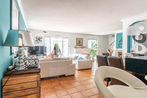En EXCLUSIVITÉ,  au sein du  PARC du MONT DES OISEAUX,, dans une résidence fermée et sécurisée,   cette maison  de 125 m² offre un cadre de vie idéal pour les familles aimant le confort.  Elle associe espace et fonctionnalité à la perfection. 

Edifiée en 2000, cette villa sur 2 niveaux se situe sur un terrain aménagé avec goûts.

Son espace intérieur chaleureux et accueillant comprend un séjour avec cheminée, une cuisine moderne, 3 suites parentales toutes équipées de salle de douche,  un bureau, 3 wc, une buanderie.

Deux grandes terrasses élégamment aménagées pour recevoir vos invités et profiter des  moments largement ensoleillés  de notre belle ville de Hyères.

Le  Solarium, avec un bel aperçu Mer vous séduira pour vos moments de lecture.

Profitez de plus de 400 m2 de terrain privé, idéal pour se ressourcer autour de la piscine dans une ambiance digne de Bali. 

Les + : chauffage au sol avec pompe à chaleur, Aspiration intégrée, climatisation dans la suite parentale, beaucoup de rangements. Exposition Est et Sud avec un APERCU MER !

Résidence FERMÉE et SÉCURISÉE. Proximité ECOLES de COSTEBELLE, COMMERCES, PLAGES 

Idéal HABITATION PRINCIPALE  ou  RÉSIDENCE SECONDAIRE  

Contact pour visite : Isabelle Bassac au 06 33 64 15 64 ou mail i.bassac@bskimmobilier.com