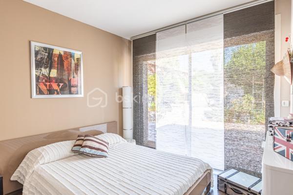 En EXCLUSIVITÉ,  au sein du  PARC du MONT DES OISEAUX,, dans une résidence fermée et sécurisée,   cette maison  de 125 m² offre un cadre de vie idéal pour les familles aimant le confort.  Elle associe espace et fonctionnalité à la perfection. 

Edifiée en 2000, cette villa sur 2 niveaux se situe sur un terrain aménagé avec goûts.

Son espace intérieur chaleureux et accueillant comprend un séjour avec cheminée, une cuisine moderne, 3 suites parentales toutes équipées de salle de douche,  un bureau, 3 wc, une buanderie.

Deux grandes terrasses élégamment aménagées pour recevoir vos invités et profiter des  moments largement ensoleillés  de notre belle ville de Hyères.

Le  Solarium, avec un bel aperçu Mer vous séduira pour vos moments de lecture.

Profitez de plus de 400 m2 de terrain privé, idéal pour se ressourcer autour de la piscine dans une ambiance digne de Bali. 

Les + : chauffage au sol avec pompe à chaleur, Aspiration intégrée, climatisation dans la suite parentale, beaucoup de rangements. Exposition Est et Sud avec un APERCU MER !

Résidence FERMÉE et SÉCURISÉE. Proximité ECOLES de COSTEBELLE, COMMERCES, PLAGES 

Idéal HABITATION PRINCIPALE  ou  RÉSIDENCE SECONDAIRE  

Contact pour visite : Isabelle Bassac au 06 33 64 15 64 ou mail i.bassac@bskimmobilier.com