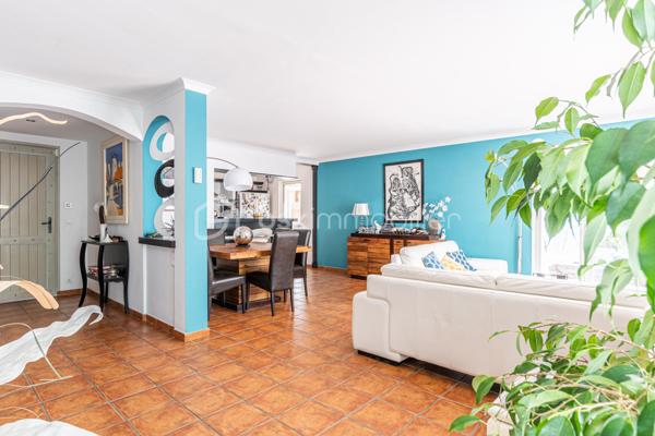 En EXCLUSIVITÉ,  au sein du  PARC du MONT DES OISEAUX,, dans une résidence fermée et sécurisée,   cette maison  de 125 m² offre un cadre de vie idéal pour les familles aimant le confort.  Elle associe espace et fonctionnalité à la perfection. 

Edifiée en 2000, cette villa sur 2 niveaux se situe sur un terrain aménagé avec goûts.

Son espace intérieur chaleureux et accueillant comprend un séjour avec cheminée, une cuisine moderne, 3 suites parentales toutes équipées de salle de douche,  un bureau, 3 wc, une buanderie.

Deux grandes terrasses élégamment aménagées pour recevoir vos invités et profiter des  moments largement ensoleillés  de notre belle ville de Hyères.

Le  Solarium, avec un bel aperçu Mer vous séduira pour vos moments de lecture.

Profitez de plus de 400 m2 de terrain privé, idéal pour se ressourcer autour de la piscine dans une ambiance digne de Bali. 

Les + : chauffage au sol avec pompe à chaleur, Aspiration intégrée, climatisation dans la suite parentale, beaucoup de rangements. Exposition Est et Sud avec un APERCU MER !

Résidence FERMÉE et SÉCURISÉE. Proximité ECOLES de COSTEBELLE, COMMERCES, PLAGES 

Idéal HABITATION PRINCIPALE  ou  RÉSIDENCE SECONDAIRE  

Contact pour visite : Isabelle Bassac au 06 33 64 15 64 ou mail i.bassac@bskimmobilier.com
