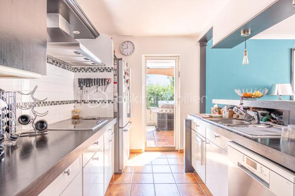 En EXCLUSIVITÉ,  au sein du  PARC du MONT DES OISEAUX,, dans une résidence fermée et sécurisée,   cette maison  de 125 m² offre un cadre de vie idéal pour les familles aimant le confort.  Elle associe espace et fonctionnalité à la perfection. 

Edifiée en 2000, cette villa sur 2 niveaux se situe sur un terrain aménagé avec goûts.

Son espace intérieur chaleureux et accueillant comprend un séjour avec cheminée, une cuisine moderne, 3 suites parentales toutes équipées de salle de douche,  un bureau, 3 wc, une buanderie.

Deux grandes terrasses élégamment aménagées pour recevoir vos invités et profiter des  moments largement ensoleillés  de notre belle ville de Hyères.

Le  Solarium, avec un bel aperçu Mer vous séduira pour vos moments de lecture.

Profitez de plus de 400 m2 de terrain privé, idéal pour se ressourcer autour de la piscine dans une ambiance digne de Bali. 

Les + : chauffage au sol avec pompe à chaleur, Aspiration intégrée, climatisation dans la suite parentale, beaucoup de rangements. Exposition Est et Sud avec un APERCU MER !

Résidence FERMÉE et SÉCURISÉE. Proximité ECOLES de COSTEBELLE, COMMERCES, PLAGES 

Idéal HABITATION PRINCIPALE  ou  RÉSIDENCE SECONDAIRE  

Contact pour visite : Isabelle Bassac au 06 33 64 15 64 ou mail i.bassac@bskimmobilier.com