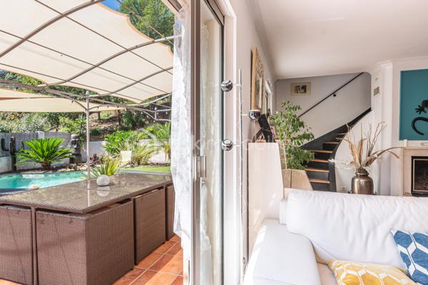 En EXCLUSIVITÉ,  au sein du  PARC du MONT DES OISEAUX,, dans une résidence fermée et sécurisée,   cette maison  de 125 m² offre un cadre de vie idéal pour les familles aimant le confort.  Elle associe espace et fonctionnalité à la perfection. 

Edifiée en 2000, cette villa sur 2 niveaux se situe sur un terrain aménagé avec goûts.

Son espace intérieur chaleureux et accueillant comprend un séjour avec cheminée, une cuisine moderne, 3 suites parentales toutes équipées de salle de douche,  un bureau, 3 wc, une buanderie.

Deux grandes terrasses élégamment aménagées pour recevoir vos invités et profiter des  moments largement ensoleillés  de notre belle ville de Hyères.

Le  Solarium, avec un bel aperçu Mer vous séduira pour vos moments de lecture.

Profitez de plus de 400 m2 de terrain privé, idéal pour se ressourcer autour de la piscine dans une ambiance digne de Bali. 

Les + : chauffage au sol avec pompe à chaleur, Aspiration intégrée, climatisation dans la suite parentale, beaucoup de rangements. Exposition Est et Sud avec un APERCU MER !

Résidence FERMÉE et SÉCURISÉE. Proximité ECOLES de COSTEBELLE, COMMERCES, PLAGES 

Idéal HABITATION PRINCIPALE  ou  RÉSIDENCE SECONDAIRE  

Contact pour visite : Isabelle Bassac au 06 33 64 15 64 ou mail i.bassac@bskimmobilier.com