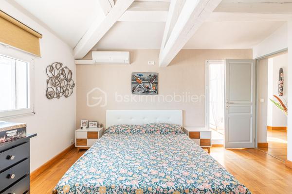 En EXCLUSIVITÉ,  au sein du  PARC du MONT DES OISEAUX,, dans une résidence fermée et sécurisée,   cette maison  de 125 m² offre un cadre de vie idéal pour les familles aimant le confort.  Elle associe espace et fonctionnalité à la perfection. 

Edifiée en 2000, cette villa sur 2 niveaux se situe sur un terrain aménagé avec goûts.

Son espace intérieur chaleureux et accueillant comprend un séjour avec cheminée, une cuisine moderne, 3 suites parentales toutes équipées de salle de douche,  un bureau, 3 wc, une buanderie.

Deux grandes terrasses élégamment aménagées pour recevoir vos invités et profiter des  moments largement ensoleillés  de notre belle ville de Hyères.

Le  Solarium, avec un bel aperçu Mer vous séduira pour vos moments de lecture.

Profitez de plus de 400 m2 de terrain privé, idéal pour se ressourcer autour de la piscine dans une ambiance digne de Bali. 

Les + : chauffage au sol avec pompe à chaleur, Aspiration intégrée, climatisation dans la suite parentale, beaucoup de rangements. Exposition Est et Sud avec un APERCU MER !

Résidence FERMÉE et SÉCURISÉE. Proximité ECOLES de COSTEBELLE, COMMERCES, PLAGES 

Idéal HABITATION PRINCIPALE  ou  RÉSIDENCE SECONDAIRE  

Contact pour visite : Isabelle Bassac au 06 33 64 15 64 ou mail i.bassac@bskimmobilier.com