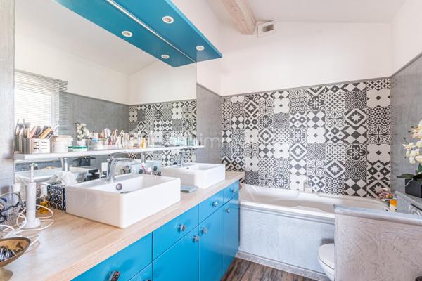 En EXCLUSIVITÉ,  au sein du  PARC du MONT DES OISEAUX,, dans une résidence fermée et sécurisée,   cette maison  de 125 m² offre un cadre de vie idéal pour les familles aimant le confort.  Elle associe espace et fonctionnalité à la perfection. 

Edifiée en 2000, cette villa sur 2 niveaux se situe sur un terrain aménagé avec goûts.

Son espace intérieur chaleureux et accueillant comprend un séjour avec cheminée, une cuisine moderne, 3 suites parentales toutes équipées de salle de douche,  un bureau, 3 wc, une buanderie.

Deux grandes terrasses élégamment aménagées pour recevoir vos invités et profiter des  moments largement ensoleillés  de notre belle ville de Hyères.

Le  Solarium, avec un bel aperçu Mer vous séduira pour vos moments de lecture.

Profitez de plus de 400 m2 de terrain privé, idéal pour se ressourcer autour de la piscine dans une ambiance digne de Bali. 

Les + : chauffage au sol avec pompe à chaleur, Aspiration intégrée, climatisation dans la suite parentale, beaucoup de rangements. Exposition Est et Sud avec un APERCU MER !

Résidence FERMÉE et SÉCURISÉE. Proximité ECOLES de COSTEBELLE, COMMERCES, PLAGES 

Idéal HABITATION PRINCIPALE  ou  RÉSIDENCE SECONDAIRE  

Contact pour visite : Isabelle Bassac au 06 33 64 15 64 ou mail i.bassac@bskimmobilier.com