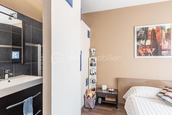 En EXCLUSIVITÉ,  au sein du  PARC du MONT DES OISEAUX,, dans une résidence fermée et sécurisée,   cette maison  de 125 m² offre un cadre de vie idéal pour les familles aimant le confort.  Elle associe espace et fonctionnalité à la perfection. 

Edifiée en 2000, cette villa sur 2 niveaux se situe sur un terrain aménagé avec goûts.

Son espace intérieur chaleureux et accueillant comprend un séjour avec cheminée, une cuisine moderne, 3 suites parentales toutes équipées de salle de douche,  un bureau, 3 wc, une buanderie.

Deux grandes terrasses élégamment aménagées pour recevoir vos invités et profiter des  moments largement ensoleillés  de notre belle ville de Hyères.

Le  Solarium, avec un bel aperçu Mer vous séduira pour vos moments de lecture.

Profitez de plus de 400 m2 de terrain privé, idéal pour se ressourcer autour de la piscine dans une ambiance digne de Bali. 

Les + : chauffage au sol avec pompe à chaleur, Aspiration intégrée, climatisation dans la suite parentale, beaucoup de rangements. Exposition Est et Sud avec un APERCU MER !

Résidence FERMÉE et SÉCURISÉE. Proximité ECOLES de COSTEBELLE, COMMERCES, PLAGES 

Idéal HABITATION PRINCIPALE  ou  RÉSIDENCE SECONDAIRE  

Contact pour visite : Isabelle Bassac au 06 33 64 15 64 ou mail i.bassac@bskimmobilier.com