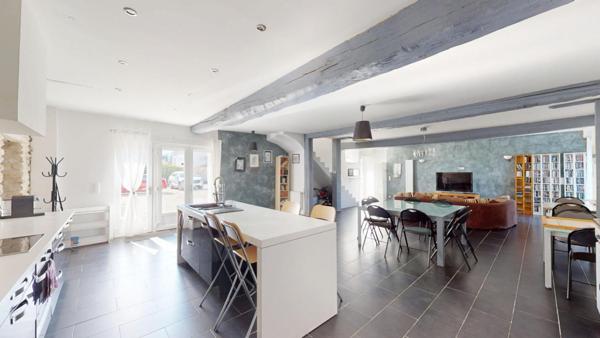 Propriété de charme aux volumes rares totalisant 570 m2 prix 579 000