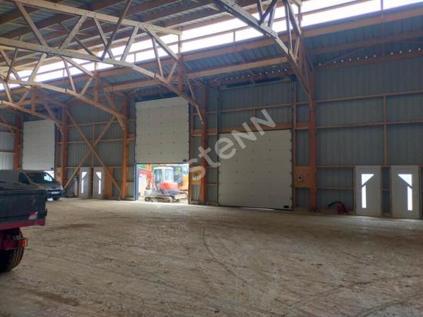 A louer entrepôt de 200m² sur Questembert avec porte sectionnelle