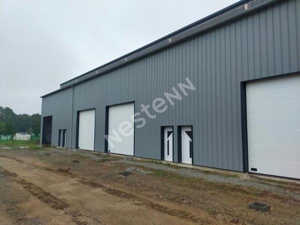 A louer entrepôt de 200m² sur Questembert avec porte sectionnelle