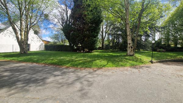 A VENDRE - TREGUEUX - Terrain constructible de 593 m²- hors lotissement - libre de constructeur