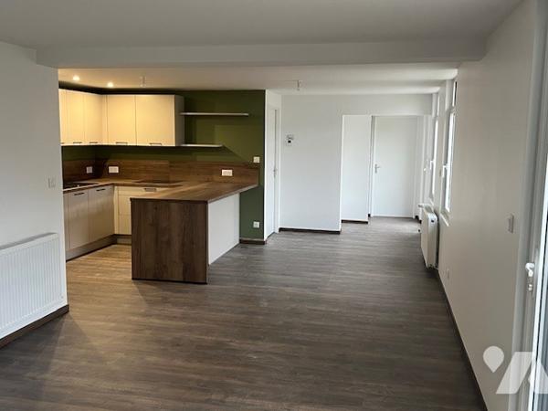 YVETOT CENTRE, pavillon de plain pied d~82m² mitoyen des 2 côtés, sur terrain d'~ 431m², 2 chambres.