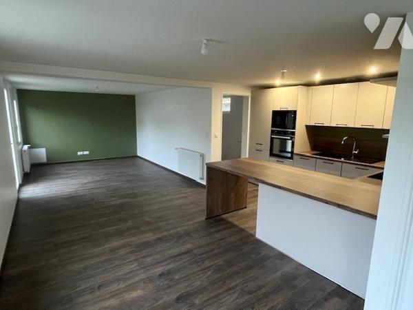 YVETOT CENTRE, pavillon de plain pied d~82m² mitoyen des 2 côtés, sur terrain d'~ 431m², 2 chambres.