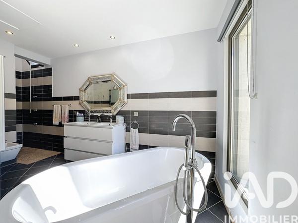 Maison à vendre 5 pièces 181 m² Grimaud