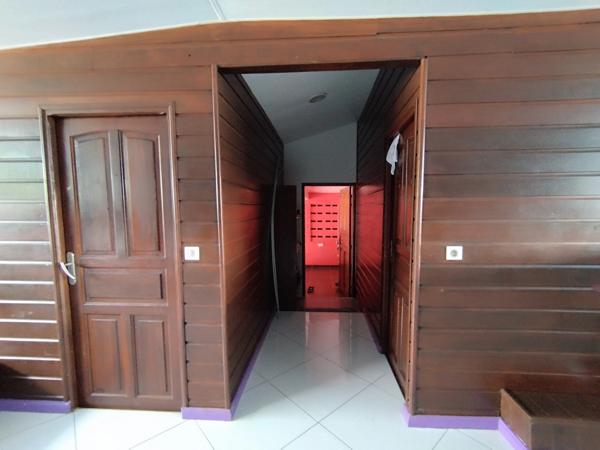 Dpt Guyane (973), à vendre KOUROU- Zone commercial Pariacabo- propriété de 5 logements - Terrain de 447m2