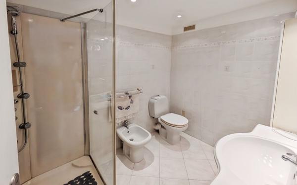 Appartement à vendre    2 pièces • 64 m2 Menton