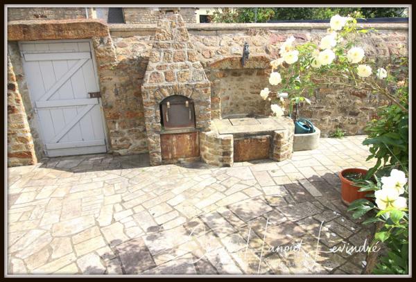 Avranches (50300) AVRANCHES - Proximité immédiate du centre-ville. Propriété en pierre 174 m² - 6 chambres sur sous-sol . Dépen