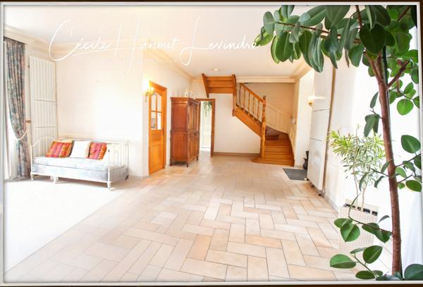 Avranches (50300) AVRANCHES - Proximité immédiate du centre-ville. Propriété en pierre 174 m² - 6 chambres sur sous-sol . Dépen