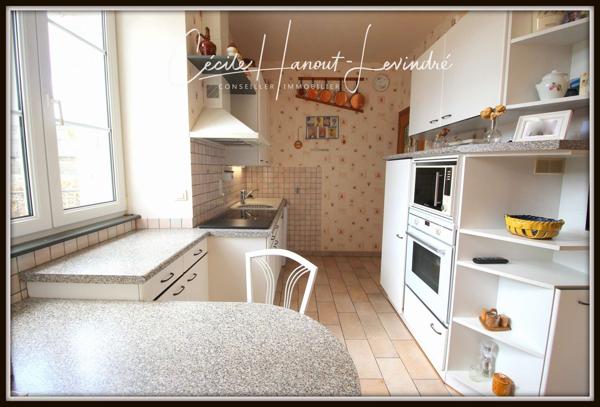 Avranches (50300) AVRANCHES - Proximité immédiate du centre-ville. Propriété en pierre 174 m² - 6 chambres sur sous-sol . Dépen