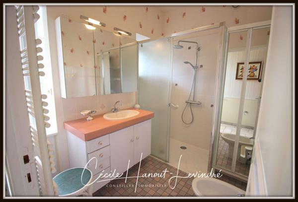 Avranches (50300) AVRANCHES - Proximité immédiate du centre-ville. Propriété en pierre 174 m² - 6 chambres sur sous-sol . Dépen