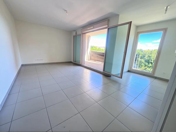 Dpt Hérault (34), à vendre MONTPELLIER T2 d'environ 50 m² avec terrasse et garage dans immeuble récent