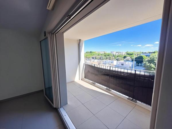 Dpt Hérault (34), à vendre MONTPELLIER T2 d'environ 50 m² avec terrasse et garage dans immeuble récent