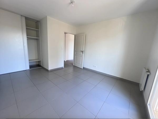 Dpt Hérault (34), à vendre MONTPELLIER T2 d'environ 50 m² avec terrasse et garage dans immeuble récent