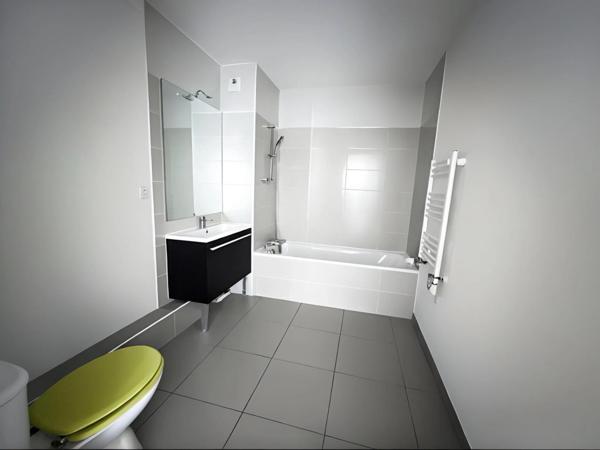 Dpt Hérault (34), à vendre MONTPELLIER T2 d'environ 50 m² avec terrasse et garage dans immeuble récent