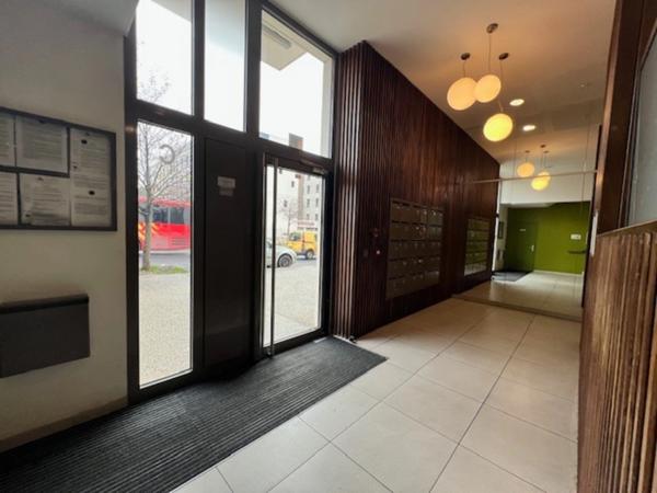 Dpt Hérault (34), à vendre MONTPELLIER T2 d'environ 50 m² avec terrasse et garage dans immeuble récent