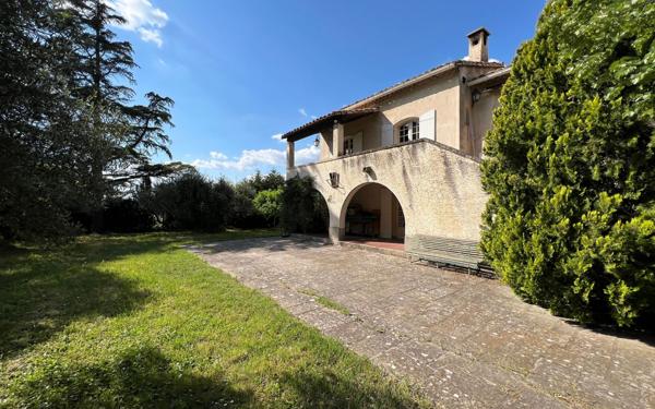 Maison à vendre    5 pièces • 206 m2 Barbentane