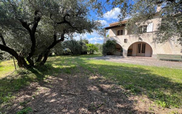 Maison à vendre    5 pièces • 206 m2 Barbentane