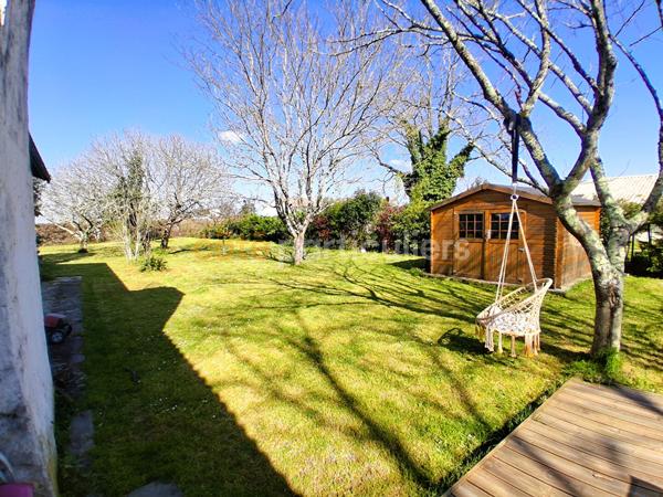 Vente
                Maison136,99 m² - 5 Pièces -
                    MONTAGNE (33570)