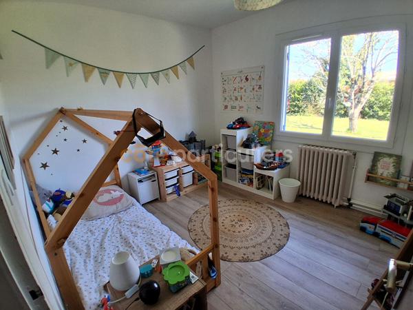 Vente
                Maison136,99 m² - 5 Pièces -
                    MONTAGNE (33570)