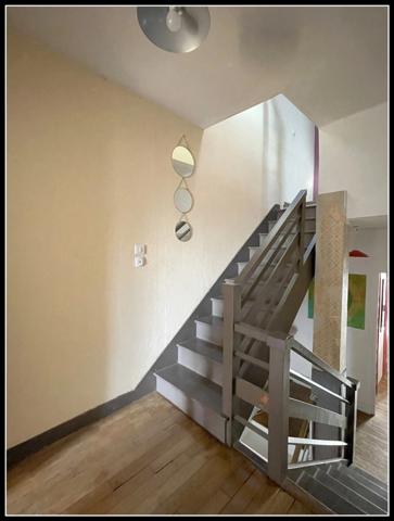 PARTHENAY (79) A VENDRE Maison de ville 6 pièces : 169 m² hab - 4 ch - jardin -