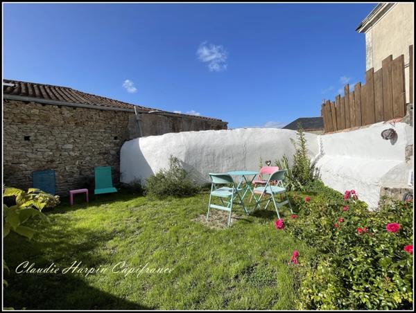 PARTHENAY (79) A VENDRE Maison de ville 6 pièces : 169 m² hab - 4 ch - jardin -