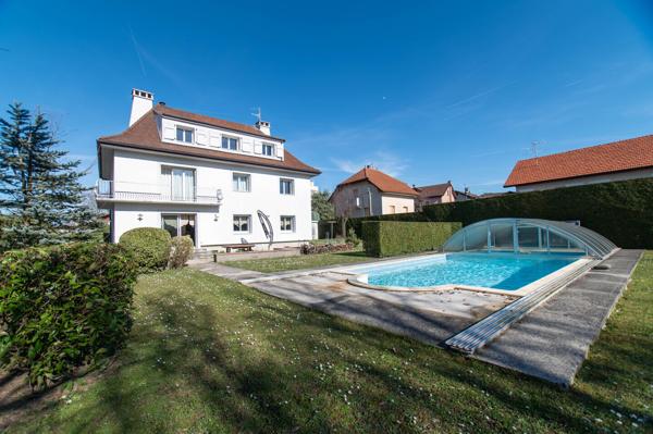 Superbe villa avec piscine et terrain constructible aux portes de Genè 1 300 000 €