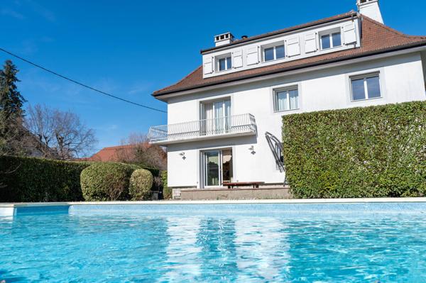Superbe villa avec piscine et terrain constructible aux portes de Genè 1 300 000 €