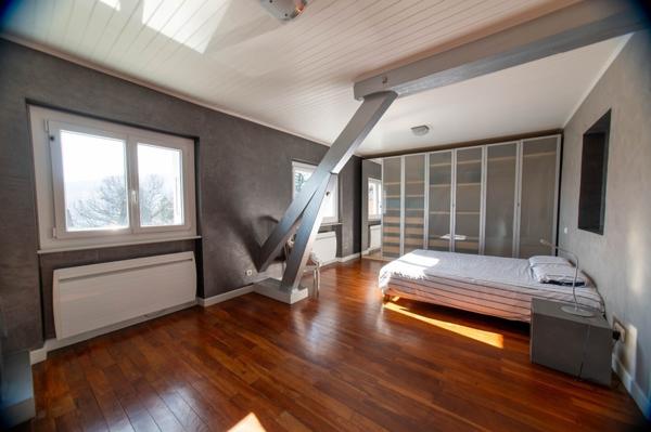 Superbe villa avec piscine et terrain constructible aux portes de Genè 1 300 000 €