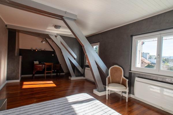 Superbe villa avec piscine et terrain constructible aux portes de Genè 1 300 000 €