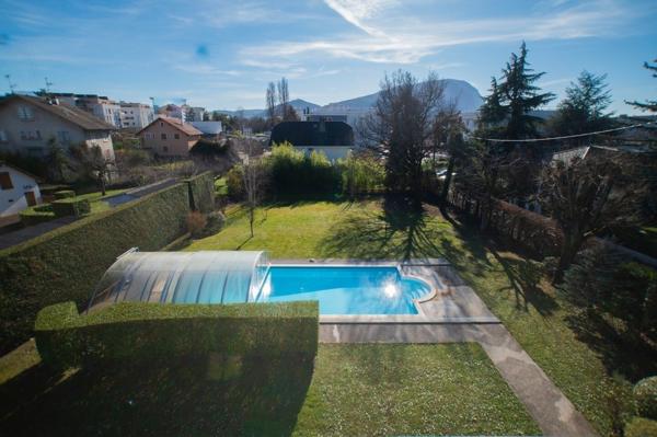 Superbe villa avec piscine et terrain constructible aux portes de Genè 1 300 000 €