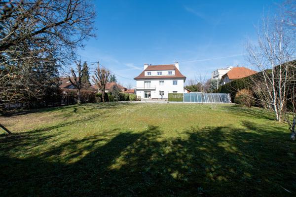 Superbe villa avec piscine et terrain constructible aux portes de Genè 1 300 000 €