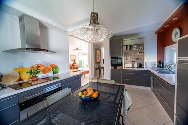 Superbe villa avec piscine et terrain constructible aux portes de Genè 1 300 000 €