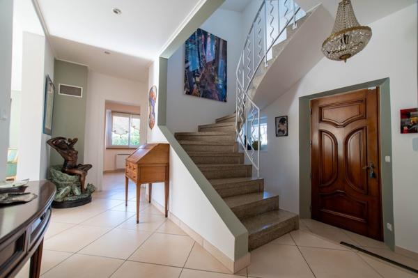 Superbe villa avec piscine et terrain constructible aux portes de Genè 1 300 000 €