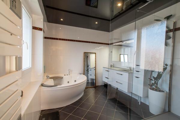 Superbe villa avec piscine et terrain constructible aux portes de Genè 1 300 000 €