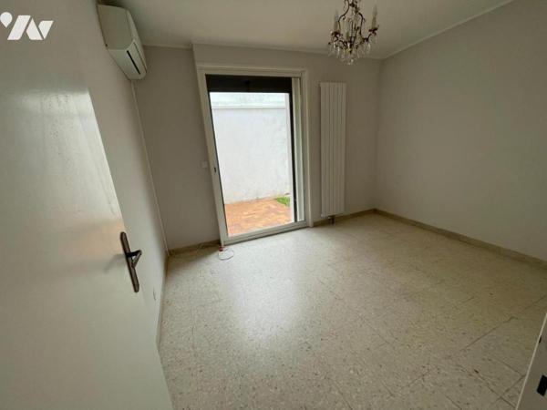VILLA D'ARCHITECTE DE 1970 DE PLAIN-PIED T5+1 VÉRANDA SUR UN TERRAIN DE 586M2 AVEC PISCINE ET GARAGE